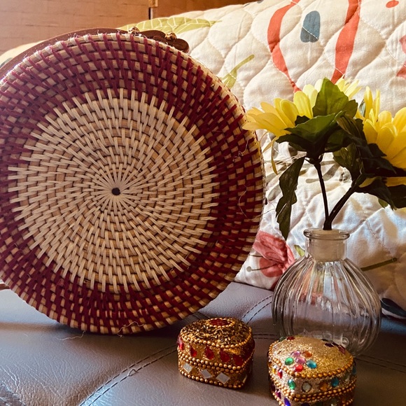 Round Woven Straw Purse - Picture 2 of 6
